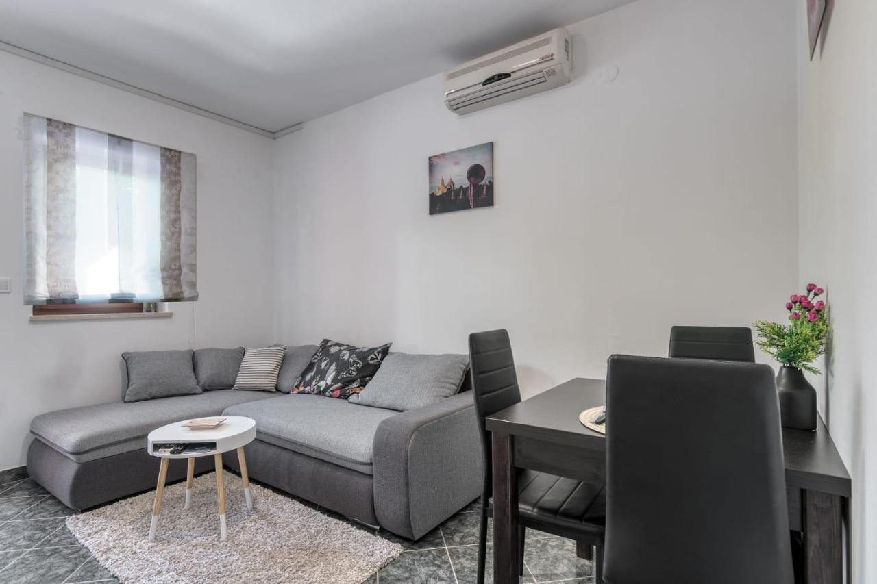 Orhideja Apartment With Private Backyard Premantura Ngoại thất bức ảnh